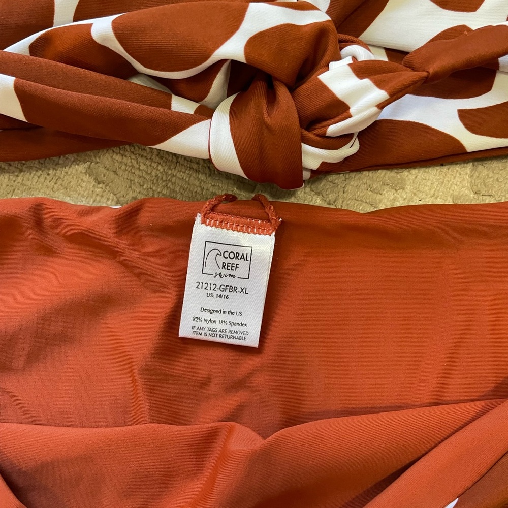 Coral Reef Giraffe Print Top and Bottom - Never Used - Picture 2 of 3